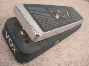 how does a Wah guitar pedal work