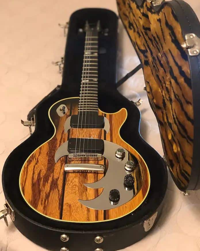 Innovations sur la guitare électrique : La GIBSON Dusk Tiger avec système  d'accordage robot intégré - éduscol STI