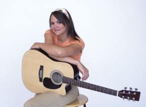 acoustic-guitar-buyers-guide_girl